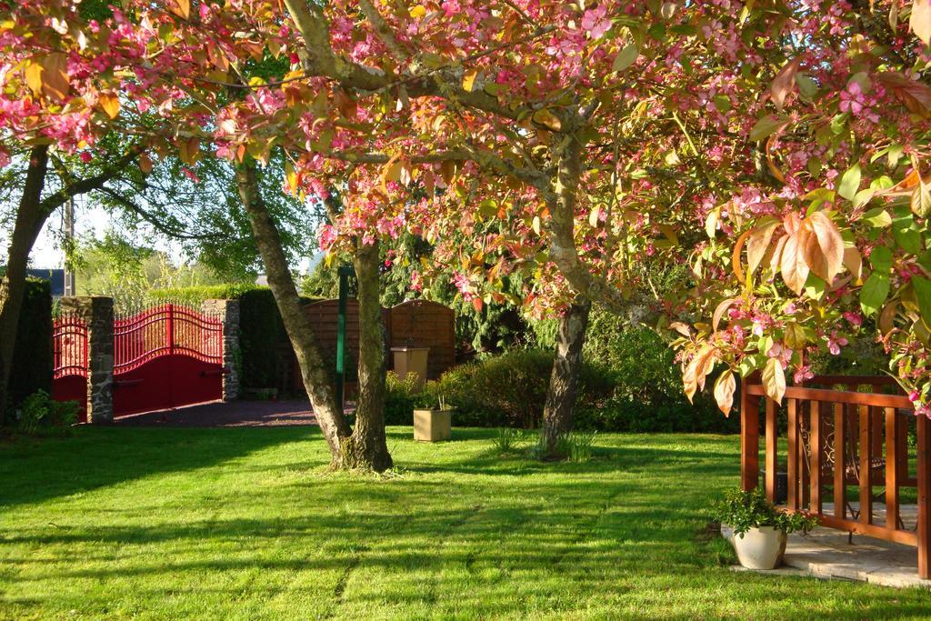 Au Jardin D'Eloise Bed & Breakfast Tremereuc Exterior photo